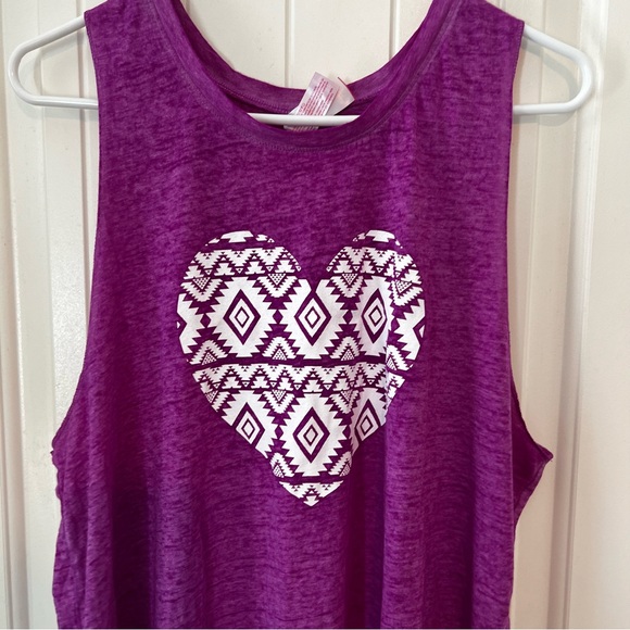 No Boundaries Fuchsia Pink Heart Graphic Workout Tank Top Tulip Back NWOT - Picture 10 of 11